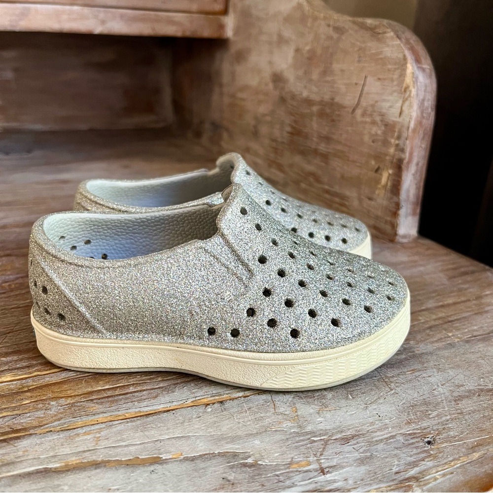 🤍 Native Shoes Jefferson pull-on silver metallic shimmer glitter child size 6